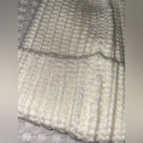 Love your melon cream hat with Pom - Picture 3 of 6